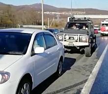 Во Владивостоке на объездной трассе два грузовика устроили массовое ДТП