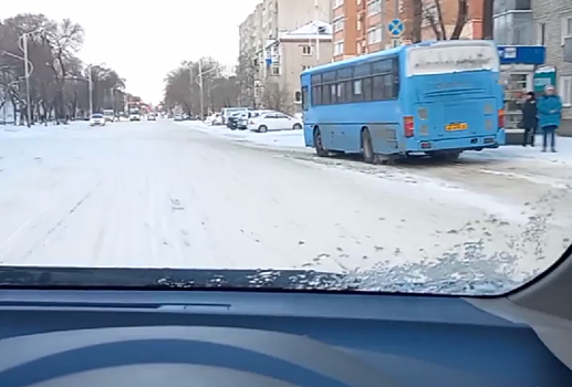 Жители Благовещенска жалуются на неубранные после снегопада дороги