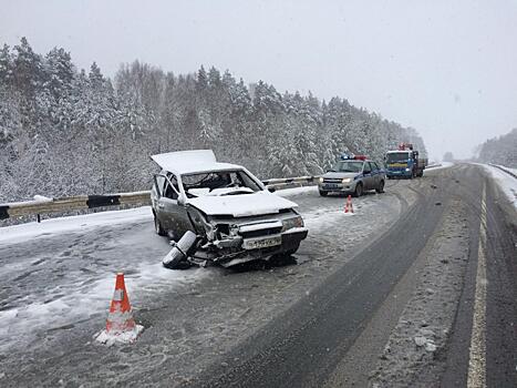 В Свердловской области «девятка» на летней резине вылетела на встречку и протаранила Lada