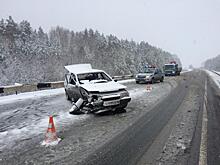 В Свердловской области «девятка» на летней резине вылетела на встречку и протаранила Lada