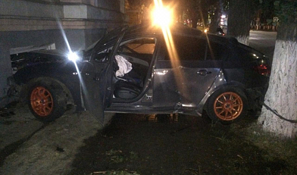 Воронежец за рулем Chevrolet врезался на обочине в дерево: погибла девушка