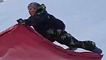 Сахалинские экстремалы скатились с гор на матрасах и попали на видео