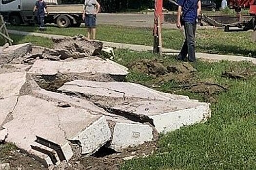 Бетонная плита рухнула с 10-этажки в Комсомольске-на-Амуре