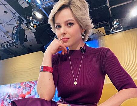 «Так уже не носят»: телеведущая Николаева позировала в классическом костюме