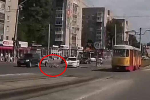В Барнауле на видео попало, как женщина подлетела после удара авто