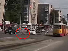 В Барнауле на видео попало, как женщина подлетела после удара авто