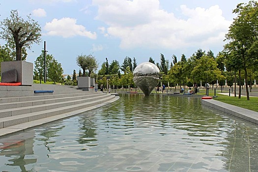 "А что, дома воду отключили?": пользователей Сети возмутил мужчина, купающийся в фонтане в парке Краснодар
