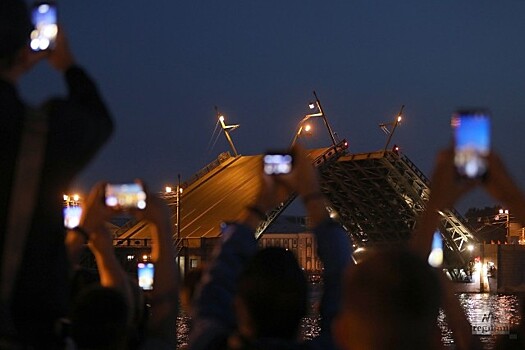 Ночь в Петербурге: никакой дистанции, ни одной маски