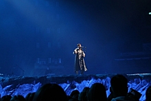 Полет над залом и полный стадион девушек: как прошел сольный концерт JONY в Москве