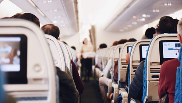 Стюардесса показала самые грязные места в самолете и удивила пользователей