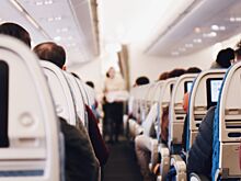 Стюардесса показала самые грязные места в самолете и удивила пользователей