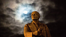 На Украине памятник Ленину "переодели" в шаровары