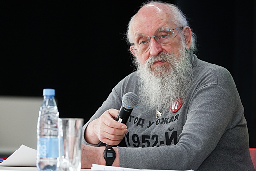 «Ханжество и истерика»: Вассерман осудил запрет на пересылку интимных фото