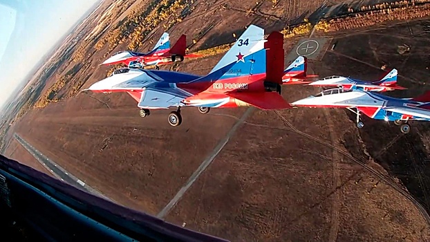 Синхронные «бочки» и групповой пилотаж: «Стрижи» показали мастерство полета в годовщину филиала ВАА