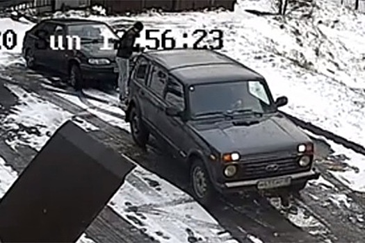 Россияне украли крышку канализационного люка, провалились и попали на видео