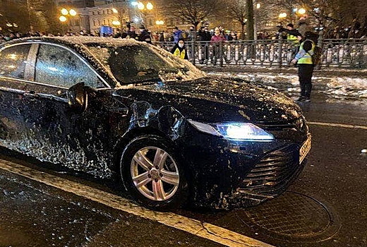 Видео: в Москве протестующие разбили спецавтомобиль ФСБ
