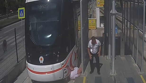 Трамвай снес пожилого пешехода в Турции. Видео