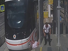 Трамвай снес пожилого пешехода в Турции. Видео