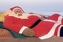 В Индии создали гигантского Санта-Клауса из песка и помидоров