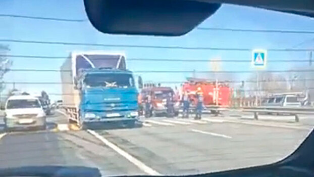 Трасса М-10 под Тверью частично перекрыта из-за аварии с двумя фурами