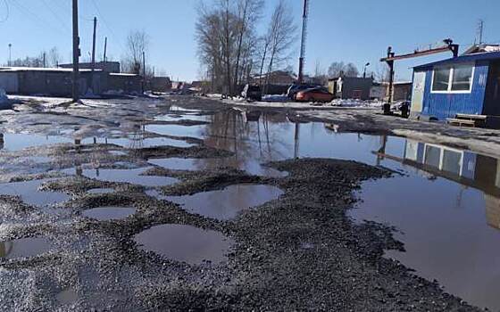 ​В Челябинске затопило дорогу к детскому саду