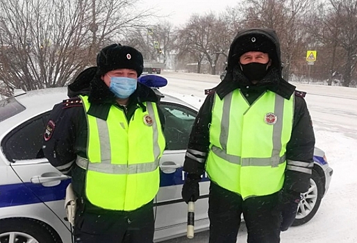«От холода уже не чувствовала ног»: омские сотрудники ДПС спасли замерзающего кондуктора