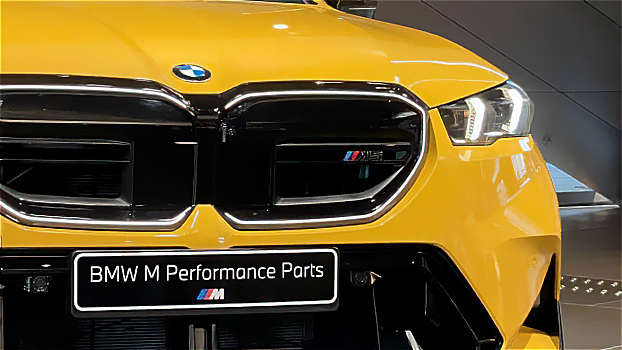 Новый BMW M5 с деталями M Performance показали на выставке в Мюнхене