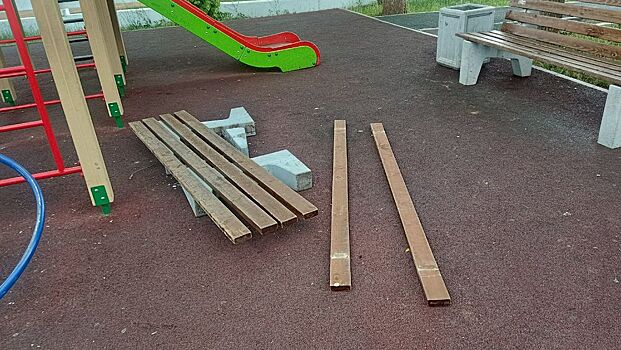 Вандалы испортили скамейку на детской площадке в Грахово