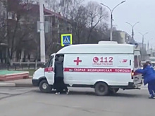 Толкающим скорую подмосковным врачам никто не помог