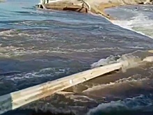 Очевидцы опубликовали видео смытого потоком воды моста в Кузбассе