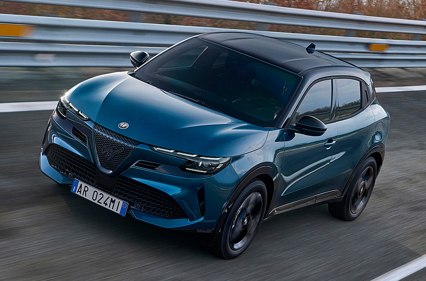 Выпуск налажен на предприятии альянса Stellantis в Польше, продажи начнутся в сентябре. Через несколько дней после премьеры производитель был вынужден переименовать машину в Junior. По мнению чиновников, модель польской сборки не может называться Milano. Новое имя тоже связано с историей фирмы: в 1966 году дебютировала недорогая Alfa Romeo GT 1300 Junior, адресованная молодёжи. Она разошлась тиражом приблизительно 92 тысячи единиц.