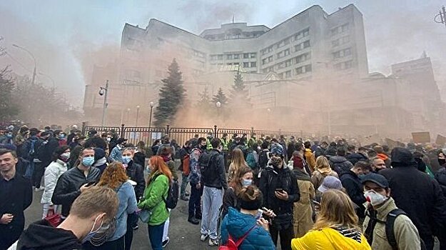 Поиски виновных: суд забросали фаерами и презервативами