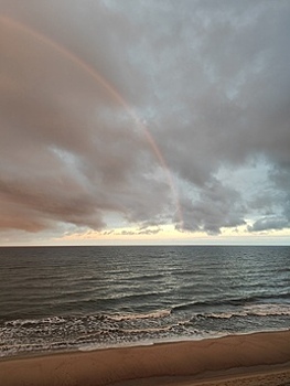 На калининградском побережье наблюдали редкое явление — монохромную радугу