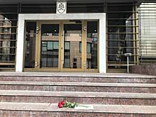 Полицейский разрешил «обронить» цветы возле посольства Чехии в Москве