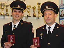 Глава Росгвардии наградил саратовских бойцов медалями за спасение граждан