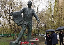 Церемония открытия памятника Каро Алабяну прошла в Малом Песчаном переулке