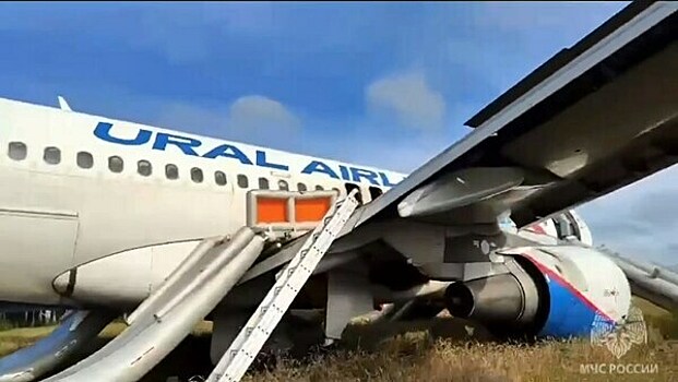 В Новосибирской области аварийную посадку в поле совершил самолёт «Уральских авиалиний»