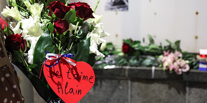 Тысячи поклонников Алена Делона собрались у входа в его поместье в день похорон