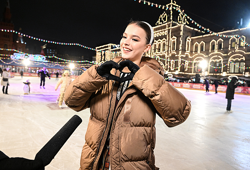 Фигуристка Анна Щербакова на открытии ГУМ-катка на Красной площади в Москве, 2023 год