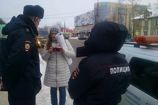 Рядом с МИУ полиция прервала пикет сторонницы Навального