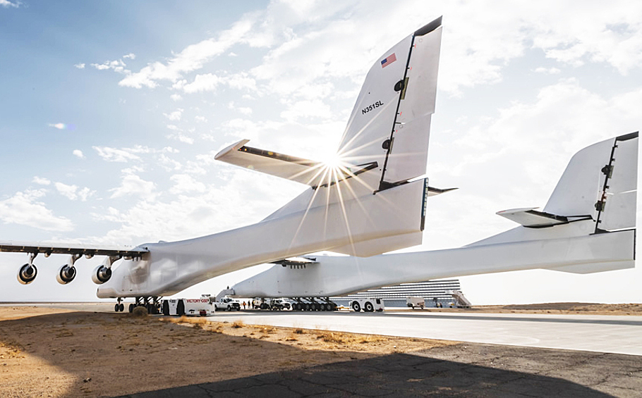 26 февраля глава компании Stratolaunch Systems Пол Аллен опубликовал в Twitter видео, посвященное новой серии тестовых пробежек самолета по взлетно-посадочной полосе. В их ходе, как отмечат Аллен, гигантский смог развить скорость в 74 км/ч