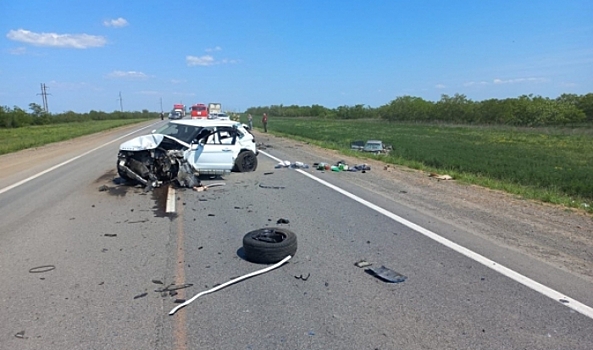 Под Волгоградом в страшной аварии погибли два человека