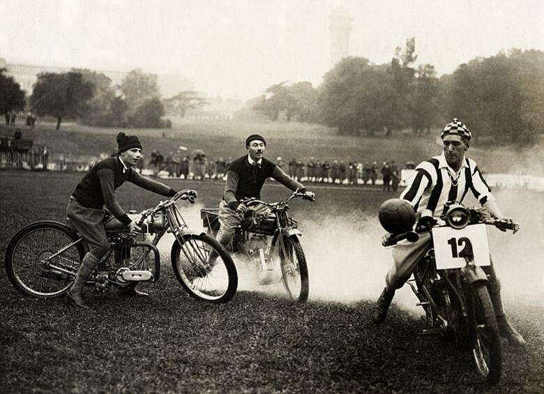 Мотобол или футбол на мотоциклах. В 1923 году англичане играют в национальную игру даже на «железных конях». 