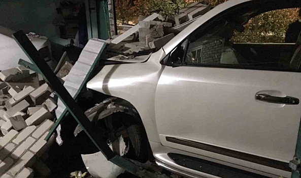 Под Волгоградом внедорожник врезался в гараж, пострадали двое