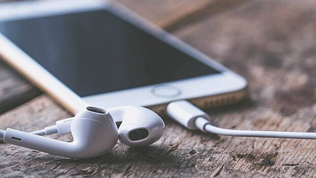 Эксперт Ульянов рассказал, опасно ли оставлять телефон заряжаться на ночь