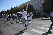 Десятки тысяч студентов пробежали по главной улице Екатеринбурга