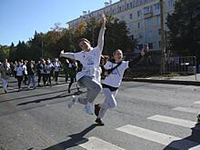 Десятки тысяч студентов пробежали по главной улице Екатеринбурга