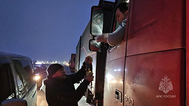 Застрявшим в пробке под Кузнецком водителям помогли спасатели