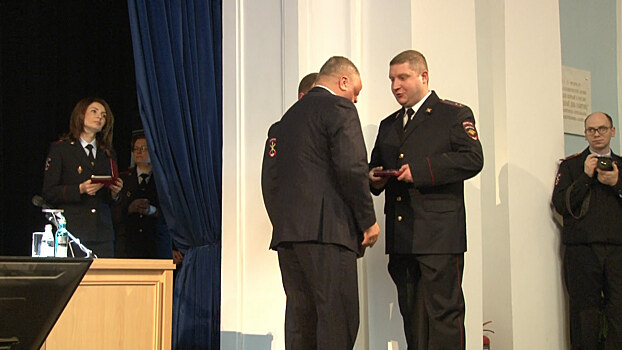 В Санкт-Петербурге полицейские, задержавшие вооруженных злоумышленников, получили высокие государственные награды за мужество и героизм