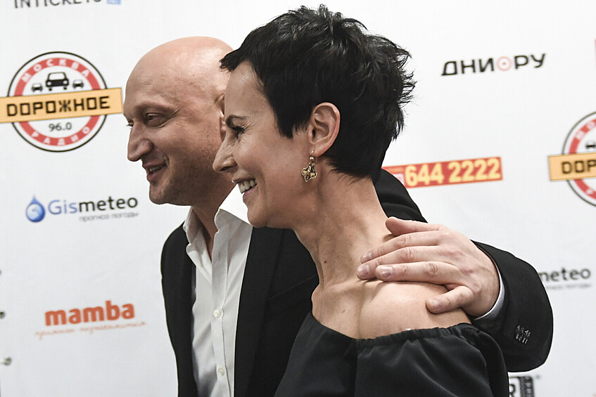 Директор Театра на Таганке актриса Ирина Апексимова и актер Гоша Куценко во время церемонии вручения премии имени Владимира Высоцкого "Своя колея" в Государственном Кремлевском дворце в Москве, 21 декабря 2017 года